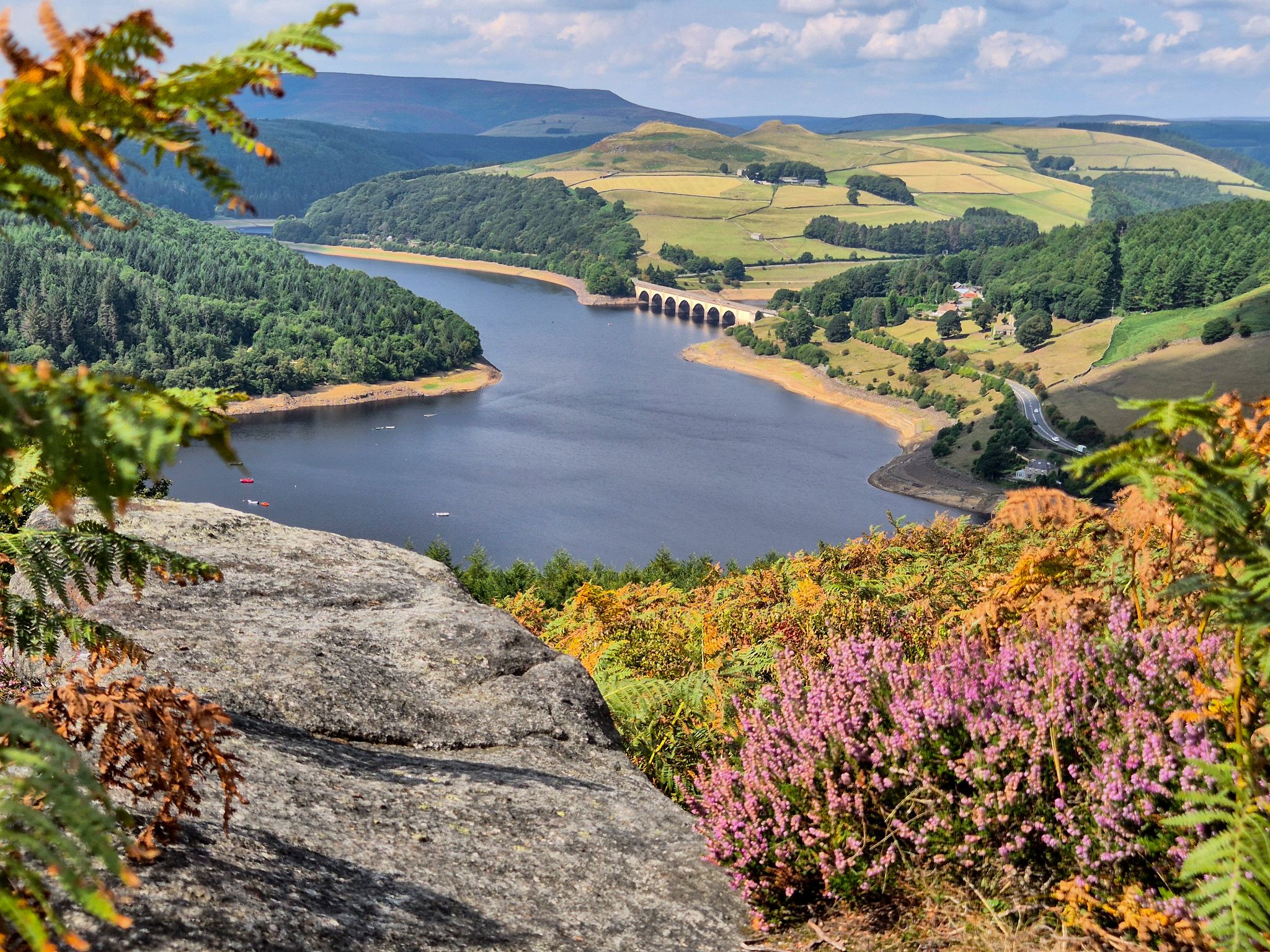 Blick vom Bamford Edge Hiking Trail zum nahe gelegenen Ladybower Reservoir
